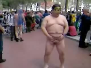 Дебели азиатки човек рязко на на улица шоу