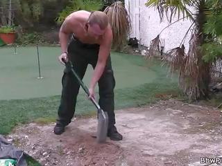 Ξανθός/ιά bbw σε εσώρουχα σαγηνεύει garden-worker