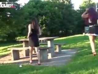 Dva lesbičky casually blesk ich kundičky v a verejnosť park