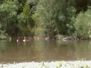 Naturist grown pareja en la río, gratis adulto película f3