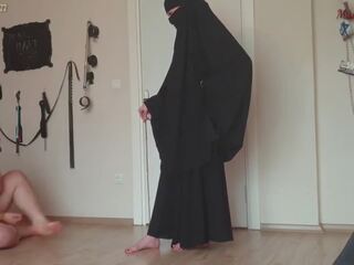 Muçulmano senhora canes gorda escrava