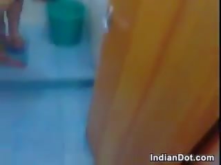 Groot indisch vrouw het wassen haar vet lichaam