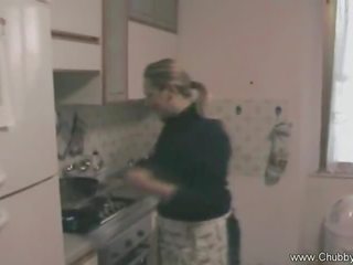 Italiana novice funtime em cozinha