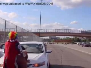 Gibby la payaso folla jugosa tee en atlanta’s más popular highway