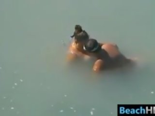 Çişik young lady getting fucked in the sea