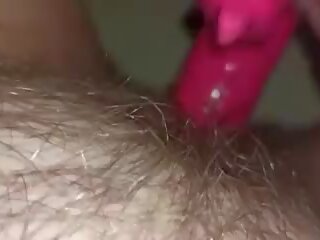Muda damsel masturbasi dengan besar penis buatan di sempit alat kemaluan wanita