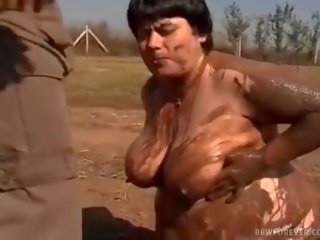 Farmer fucks mud pokrytý bucľaté